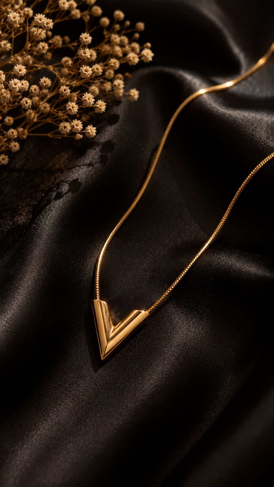 ÉVORAA V Necklace ✨